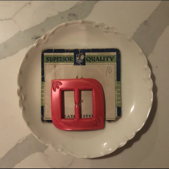 Vintage Pink Superior Brands Celluloid Buckle On Original Card - Picture 1 of 5